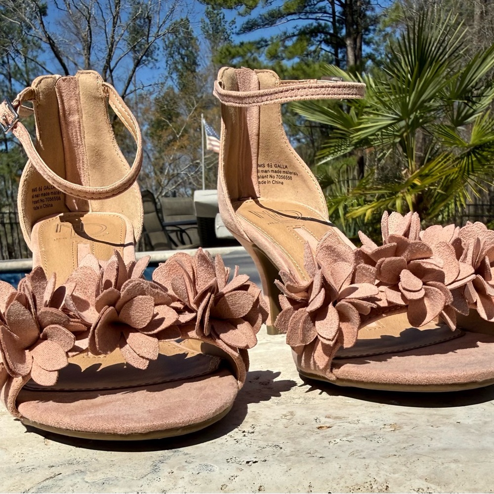 Elegant Floral Women's Sandals in Pink - Picture 3 of 16